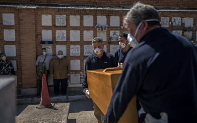 ארון קבורה של אדם שמת מקורונה במדריד שבספרד, 28 במרץ 2020 (צילום: Olmo Calvo, AP)