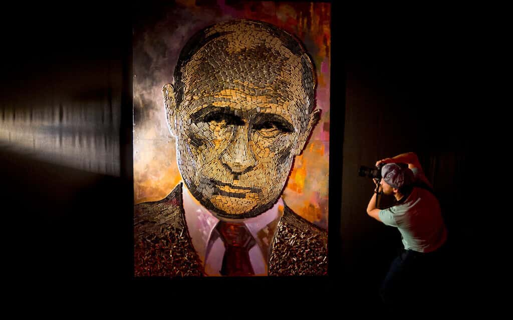 &quot;הפנים של המלחמה, יצירתו של האמן האוקראיני דאשה מרשנקו, אשר בנה את פניו של ולדימיר פוטין מלמעלה מ-5000 תרמילי כדור (צילום: AP Photo/Efrem Lukatsky)