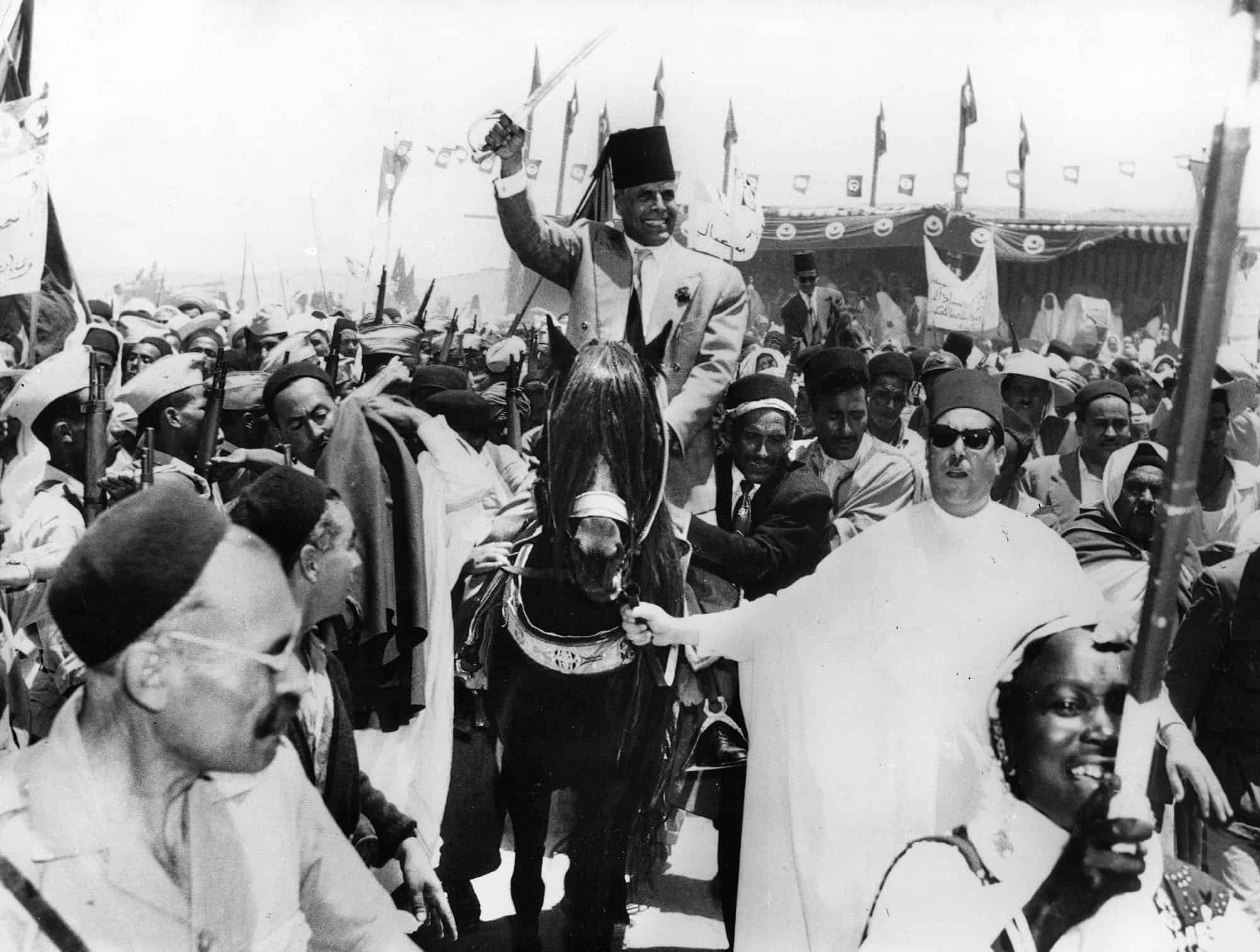 בורגיבה מסייר בתוניסיה ו&quot;משחרר&quot; חלקים ממנה בצורה סמלית, יוני 1956 (צילום: AP-Photo/Agipan)
