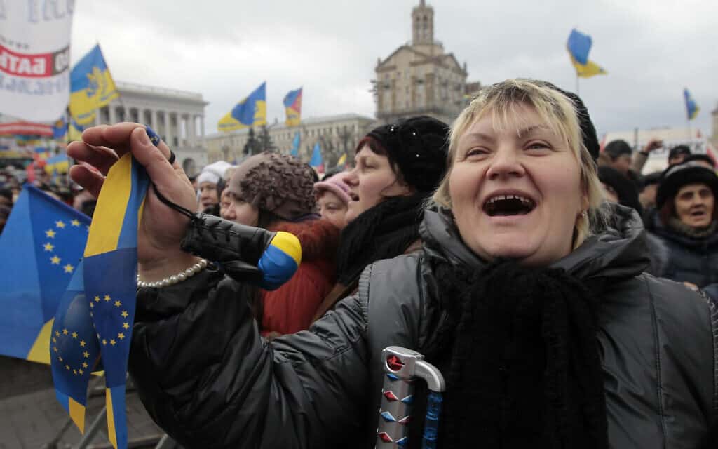 פעילה פרו-אוקראינית צועקת סיסמאות במהלך עצרת בכיכר העצמאות בקייב, אוקראינה, 12 בינואר 2014. המפגינים, הידועים כ&quot;יברומאידאנים&quot;, זעמו על החלטתו של הנשיא ויקטור ינוקוביץ&#039; בסוף השנה הקודמת להקפיא את הקשרים עם המערב ולהתקרב למוסקבה (צילום: סוכנות הידיעות האמריקאית/סרגיי צ&#039;וזבקוב)