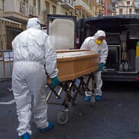 וירוס הקורונה באיטליה, צוותים רפואיים מפנים גופות (צילום: AP-Photo)