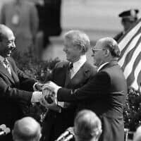 ג'ימי קרטר, מנחם בגין ואנואר סאדאת בחתימה על הסכם השלום בבית הלבן, 1979