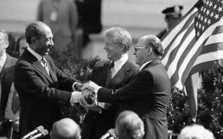 ג'ימי קרטר, מנחם בגין ואנואר סאדאת בחתימה על הסכם השלום בבית הלבן, 1979 (צילום: AP)