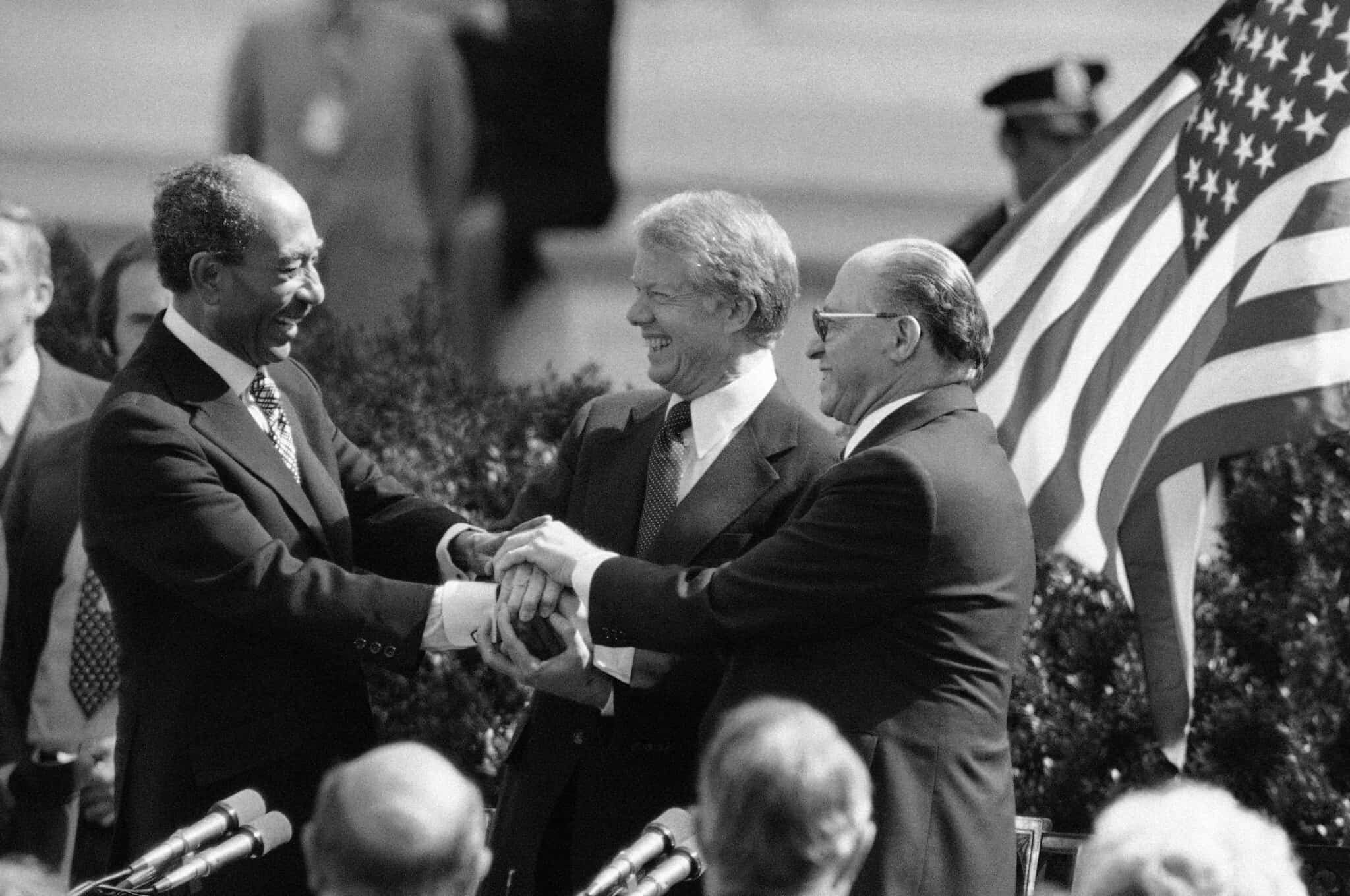 ג'ימי קרטר, מנחם בגין ואנואר סאדאת בחתימה על הסכם השלום בבית הלבן, 1979 (צילום: AP)
