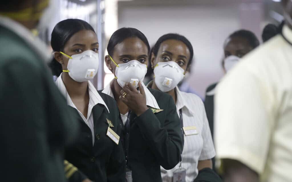 התפרצות הקורונה בניגריה, צוות אתיופיאן איירליינס ממתין לבדיקות קורונה בשדה התעופה בלאגוס (צילום: AP-Photo-Sunday-Alamba)