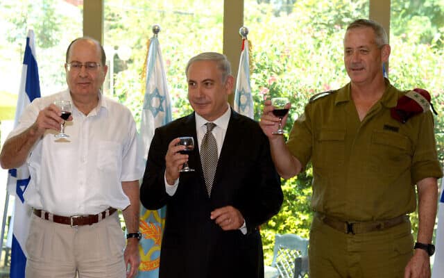 הרמטכ&quot;ל בני גנץ, ראש הממשלה בנימין נתניהו ושר הביטחון משה יעלון, ארכיון 2013 (צילום: לע&quot;מ)