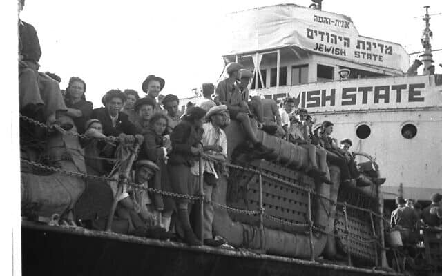 פליטים יהודים מאירופה, מגיעים לנמל חיפה על אוניית ההגנה &quot;מדינת היהודים&quot; . אוקטובר 1947 (צילום: לע