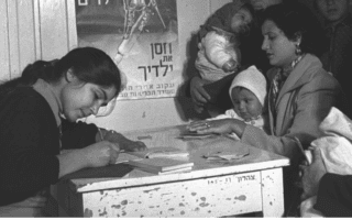 ילדים מגיעים לקבל חיסון בתל אביב.  ינואר 1957 (צילום: לע״מ PRIDAN MOSHE)