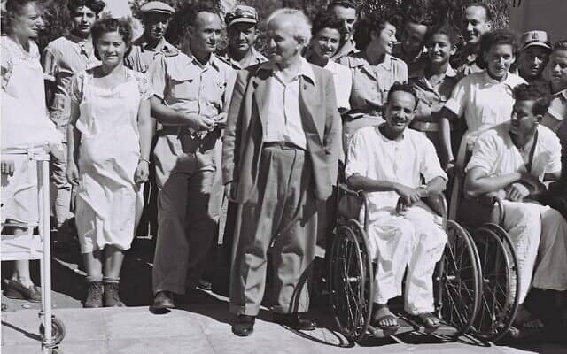 בן גוריון מבקר בבית חולים תל השומר. מרץ. 1949 (צילום: לע