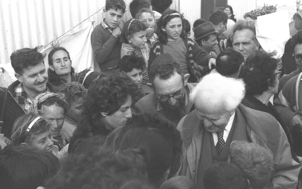 בן-גוריון משוחח עם עולים חדשים בעת ביקורו באשדוד. מרץ 1959 (צילום: PRIDAN MOSHE לע״מ)