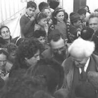בן-גוריון משוחח עם עולים חדשים בעת ביקורו באשדוד. מרץ 1959 (צילום: PRIDAN MOSHE לע״מ)