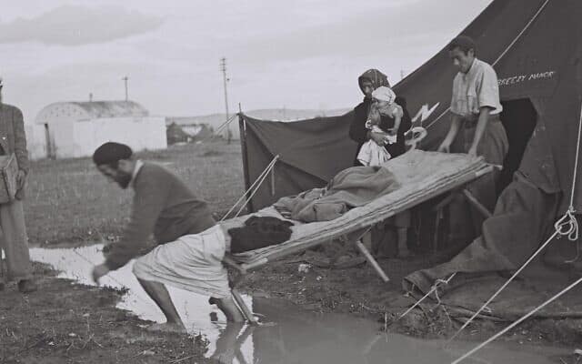 עולים חדשים מתימן במחנה עולים בראש העין, לאחר לילה גשום. דצמבר 1949 (צילום: לע