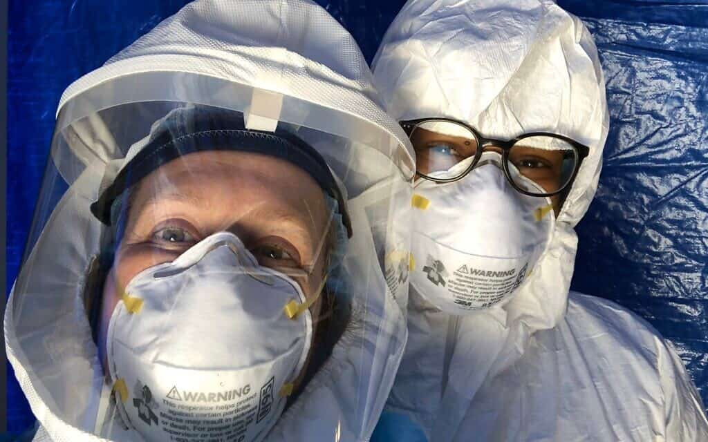 ד"ר ג'ודי מלינק (משמאל) ואחד מעמיתיה עם ציוד המגן האישי שלהם, הכולל מסנן אוויר אצל מלינק (צילום: טוויטר)