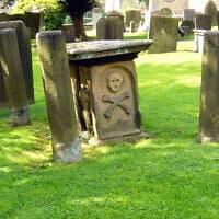 מצבה בבית הקברות של איאם, תזכורת למתי המגפה בכפר במאה ה-17 (צילום: Tony Bacon / CC BY-SA 2.0)