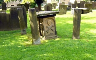 מצבה בבית הקברות של איאם, תזכורת למתי המגפה בכפר במאה ה-17 (צילום: Tony Bacon / CC BY-SA 2.0)