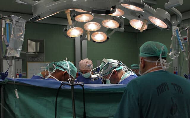 ניתוח בבית החולים וולפסון (צילום: נתי שוחט/פלאש90)