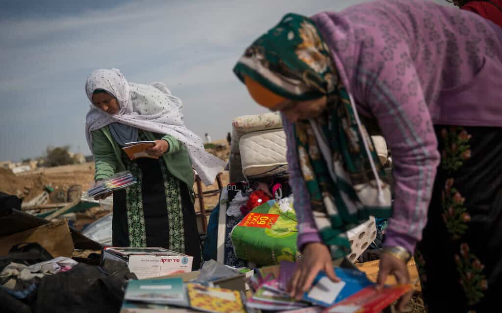 נשים בדואיות ליד בית הרוס בכפר הלא-מוכר אום אל חיראן, ארכיון, 2017. למצולמות אין קשר לנאמר בידיעה (צילום: Hadas Parush/Flash90)