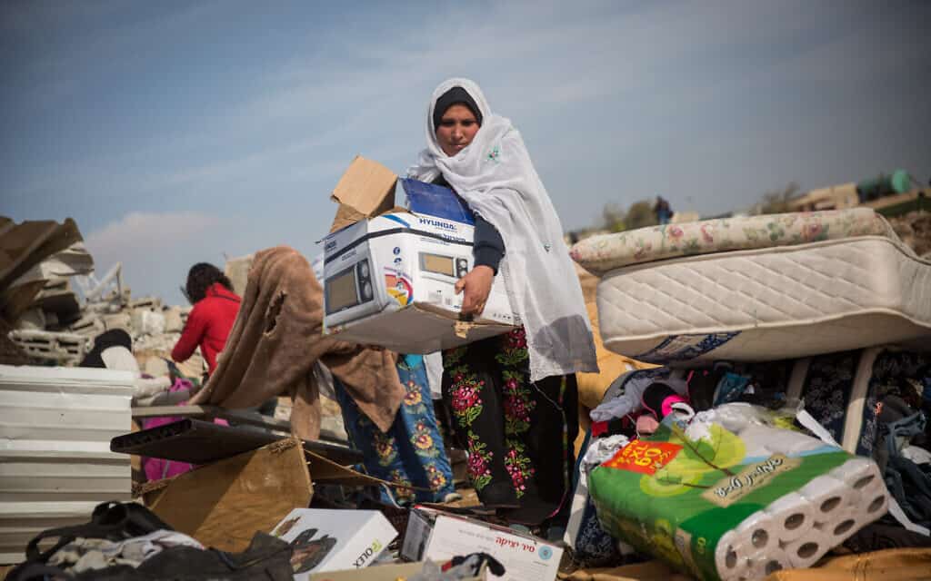 נשים בדואיות ליד בית הרוס בכפר הלא-מוכר אום אל חיראן, ארכיון, 2017. למצולמות אין קשר לנאמר בידיעה (צילום: Hadas Parush/Flash90)