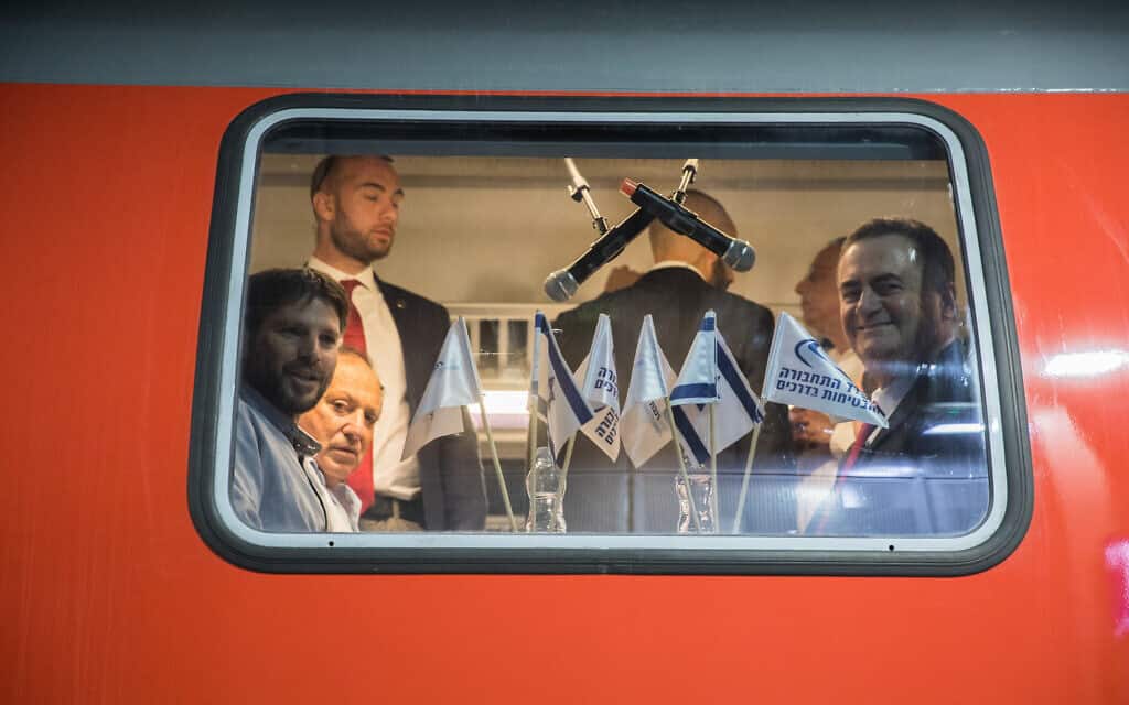 שר החוץ ישראל כץ ושר התחבורה סמוטריץ' בנסיעת מבחן ברכבת (צילום: Yonatan Sindel/Flash90)