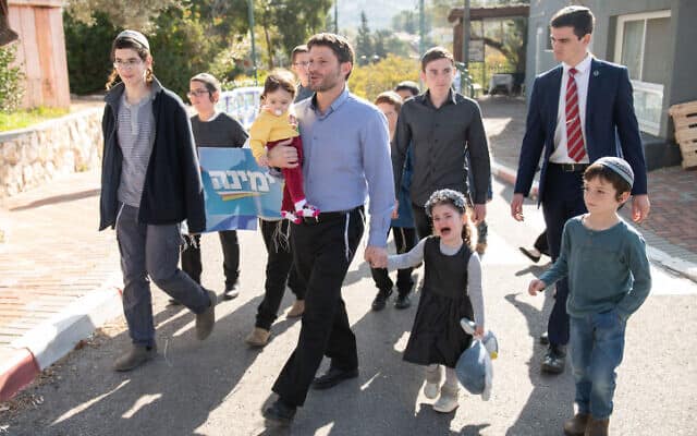 בצלאל סמוטריץ&#039; עם בני משפחתו בדרכו להצביע, הבוקר (צילום: שריה דיאמנט, פלאש 90)