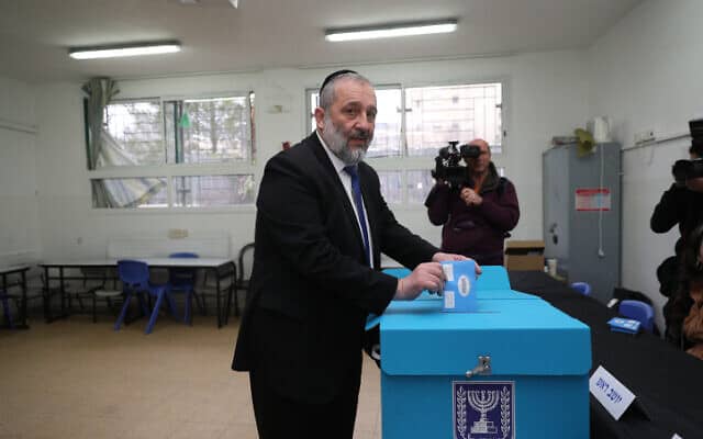 דרעי מצביע בבחירות (צילום: יונתן זינדל, פלאש 90)