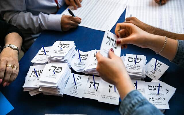 ספירת הקולות בבחירות לכנסת ה-23, 4 במרץ 2020 (צילום: אוליבייה פיטוסי/פלאש90)