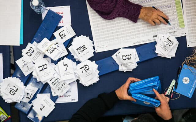 ספירת קולות המצביעים בבחירות לכנסת ה-23, 4 במרץ 2020 (צילום: אוליבייה פיטוסי, פלאש 90)