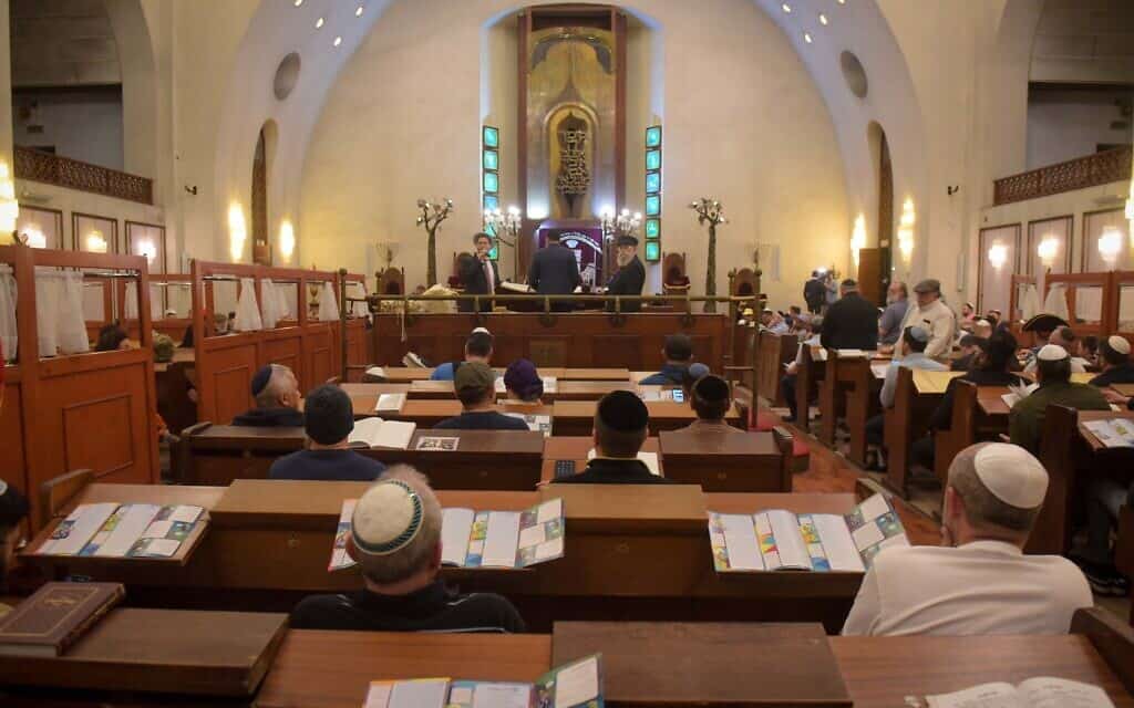 קריאת מגילת אסתר בפורים, בבית הכנסת הגדול בתל אביב (צילום: Avshalom Sassoni/Flash90)
