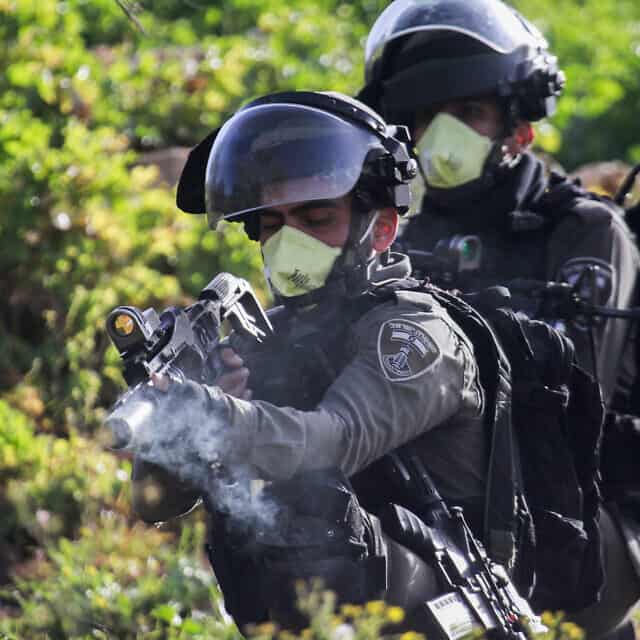 משבר הקורונה: שוטרי מג"ב במהלך עימות עם פלסטינים, מרץ 2020 (צילום: Nasser Ishtayeh/Flash90)