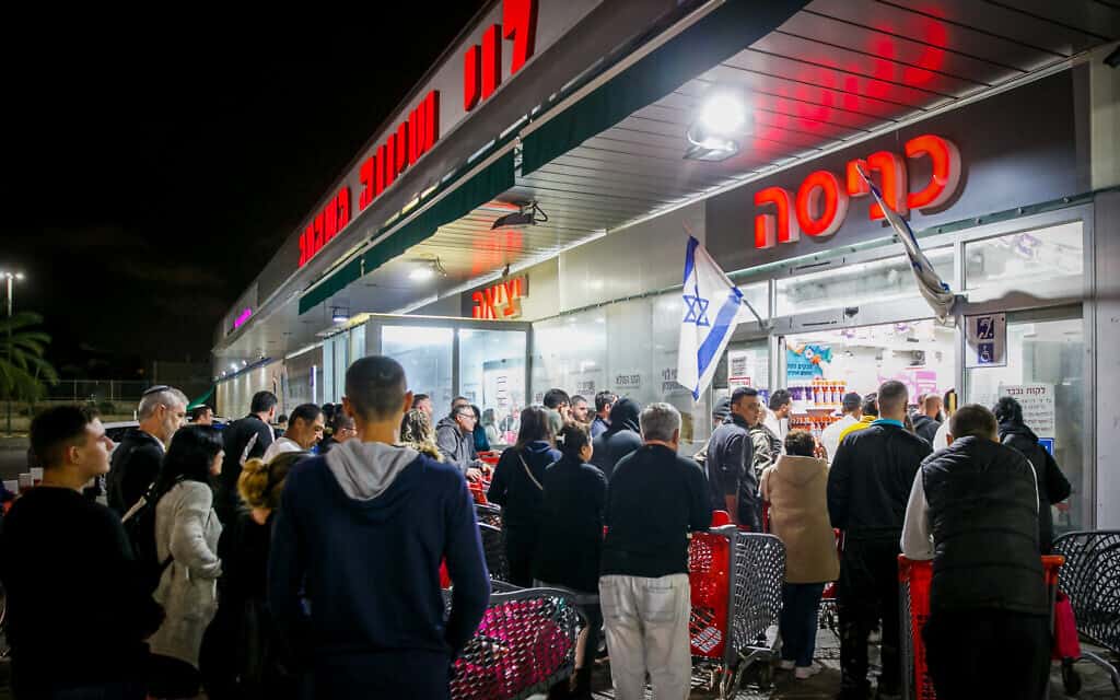 תור בכניסה לסופרמרקט רמי לוי באשדוד, 14 במרץ 2020