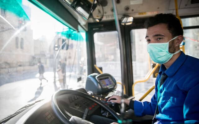 משבר הקורונה: נהג אוטובוס, 16 במרץ 2020 (צילום: Yonatan Sindel/Flash90)