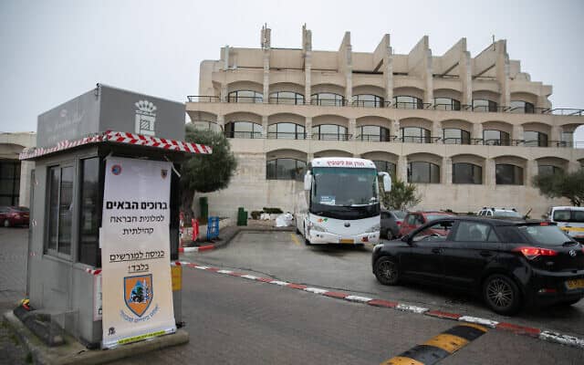 מלון דן בירושלים, שהוסב למתקן לבידוד חולי קורונה, 17 במרץ 2020 (צילום: אוליבייה פיטוסי/פלאש90)