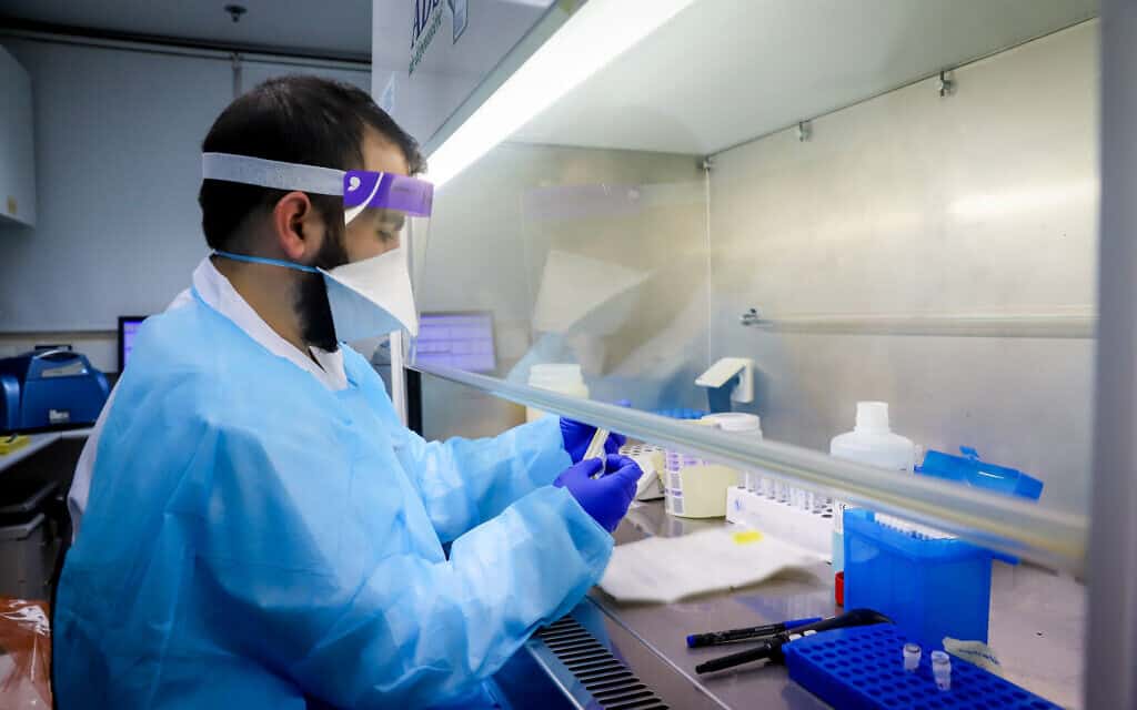 בדיקות מעבדה לאבחון נגיף קורונה במעבדה בבית החולים רמב"ם בחיפה. מרץ 2020 (צילום: Yossi Aloni/Flash90)