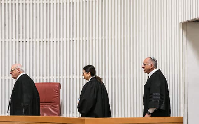 השופטים נעם סולברג, אסתר חיות וחנן מלצר בדיון על העתירה נגד השימוש באמצעי איכון דיגיטליים. 19 במרץ 2020 (צילום: Olivier Fitoussi/Flash90)