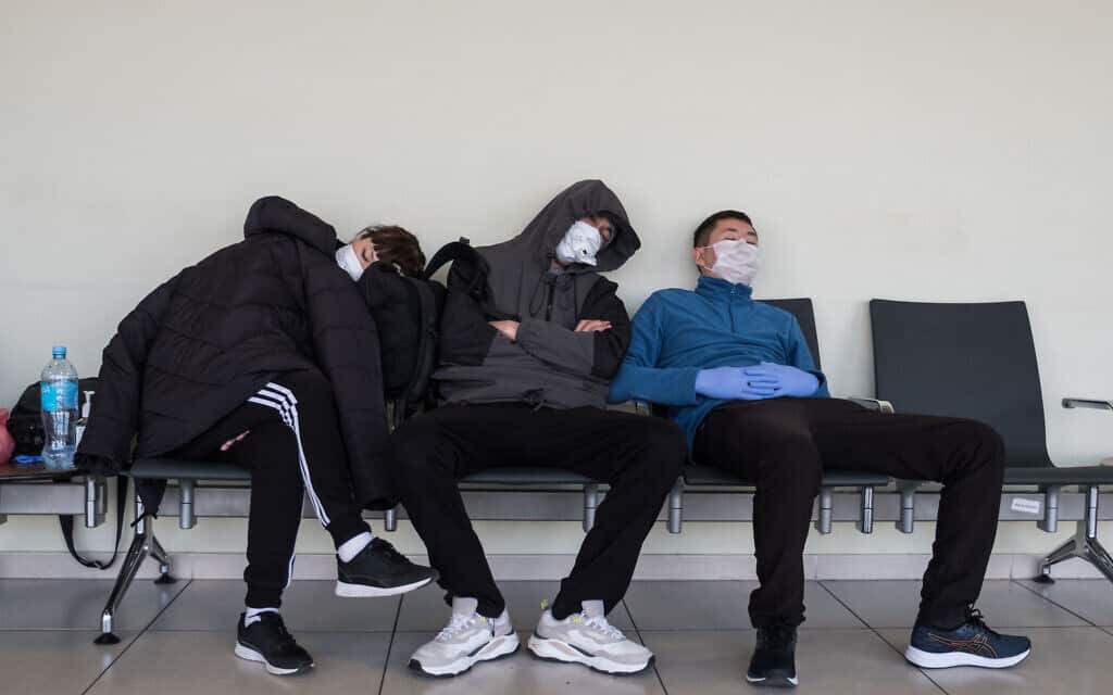 מטיילים לובשים מסכת פנים מחשש לנגיף הקורונה, בשדה התעופה במוסקבה ברוסיה (צילום: Noam Revkin Fenton/Flash90)