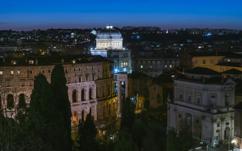 מבט מבחוץ על בית הכנסת הגדול ברומא (צילום: Courtesy)