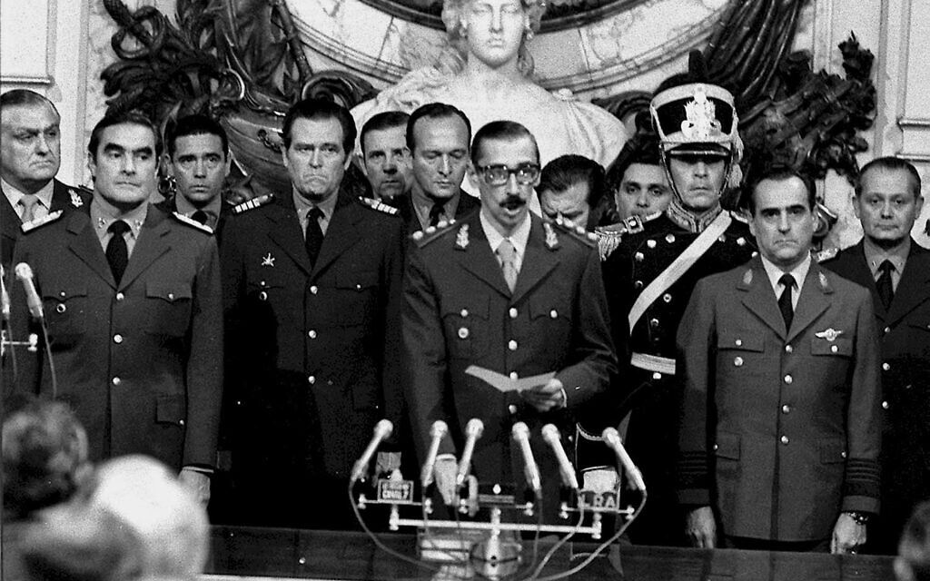 הנגרל חורחה רפאל וידלה נשבע כנשיא ארגנטינה אחרי ההפיכה הצבאית נגד שלטונה של איסבל פרון (צילום: ויקיפדיה)