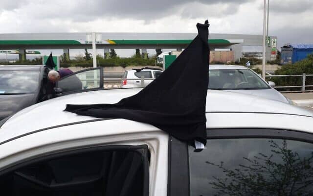 מתוך שיירת המכוניות עם הדגלים השחורים בדרך לכנסת (צילום: &quot;מחאת זעם אזרחית נגד הרס הדמוקרטיה&quot;)