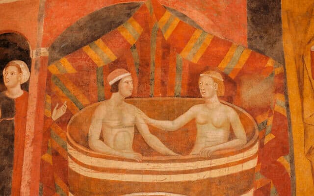 אישה וגבר רוחצים באמבט בפרסקו מהמאה ה-14, שהשתמר ומוצג במוזיאון באיטליה (צילום: istockphoto Radiokukka)