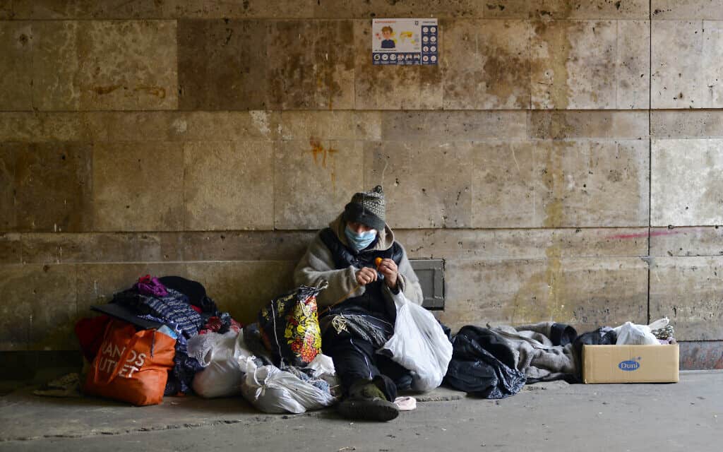 אילוסטרציה: אישה חסרת בית בקייב, אוקראינה, בעת מגפת הקורונה (צילום: istockphoto)
