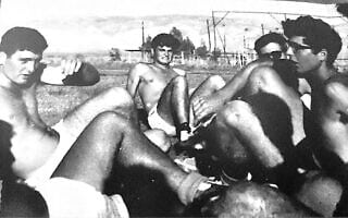 משה יעלון, מימין, ב-1969, אחרי משחק כדורגל. אבינועם גפני משמאל (צילום: באדיבות אבינועם גפני)