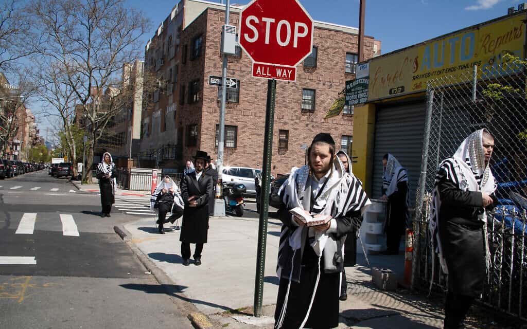 יהודים חרדים בברוקלין מתפללים ברחוב בקבוצות השומרות על הריחוק החברתי (צילום: Braulio Jatar/SOPA Images/LightRocket via Getty Images)