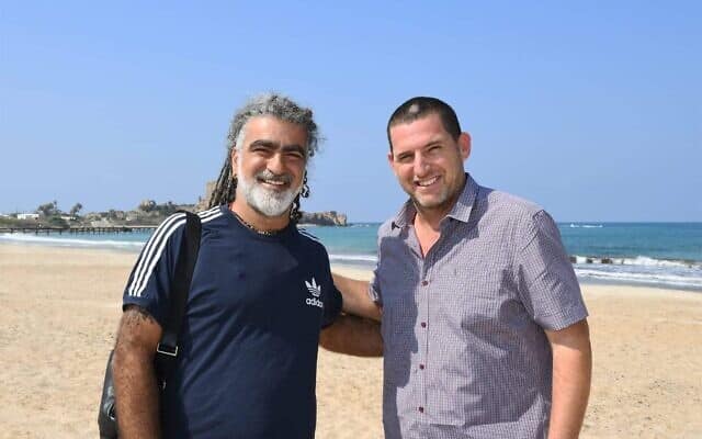 ראש המועצה אסיף איזק ומוש בן ארי (צילום: מתוך עמוד הפייסבוק של המועצה האזורית חוף הכרמל)