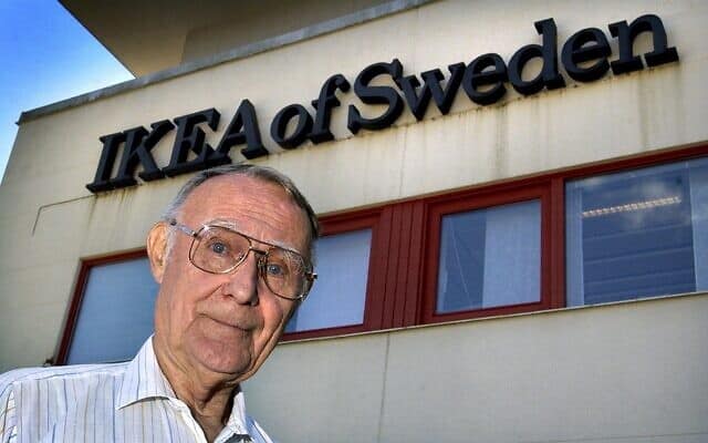 בתמונת הארכיון הזו, מ-6 באוגוסט 2002, אינגוור קמפרד, מייסד חברת הרהיטים איקאה, עומד מחוץ למשרד הראשי של החברה באלמהולט, שוודיה (צילום: קלאודיו ברשאני/סוכנות הידיעות השוודית באמצעות איי-פי)