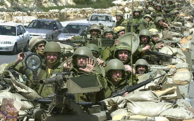חיילים ישראלים סמוך לבית-לחם, אפריל 2002, ארכיון (צילום: AP Photo/Jacqueline Larma)