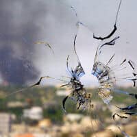 חלון שבור מפגיעת כדור רובה בבית חולים בטולכרם ב-25 במאי 2002 (צילום: AP Photo/Brennan Linsley)