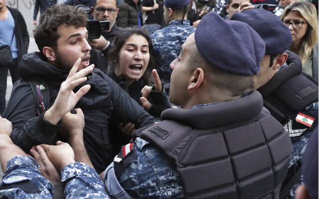 המחאה החברתית בלבנון, נובמבר 2019 (צילום: AP Photo/Hassan Ammar)