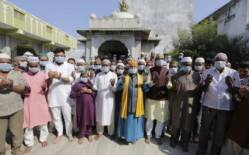 הודים מוסלמים מתפללים במסגד באחמדבאד, ב-31 בינואר 2020 (צילום: AP Photo/Ajit Solanki)