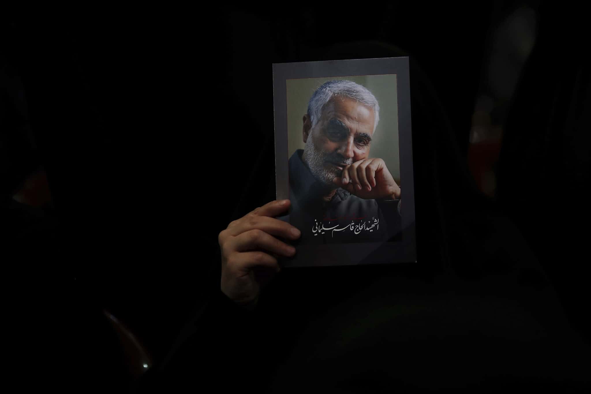 אוהד חזבאללה מחזיק בתמונת קאסם סולימאני (צילום: (AP Photo/Hassan Amma)
