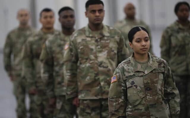שטח צבאי: המשמר הלאומי נערך להגיש סיוע רפואי לאזרחים, ניו יורק, 23 במרץ 2020 (צילום: AP Photo/John Minchillo)